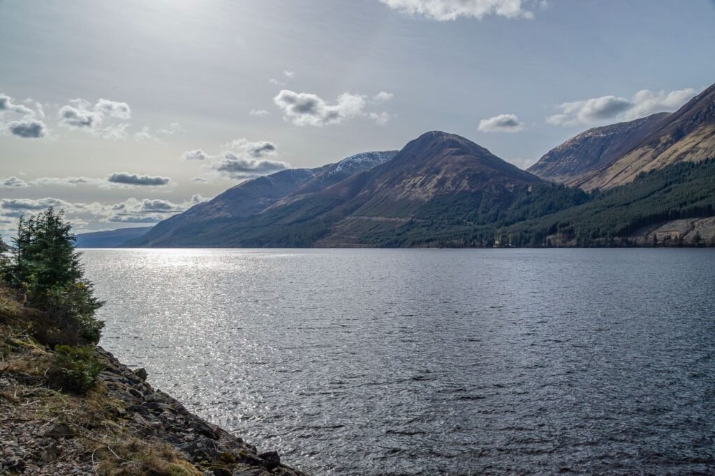 Loch Ness met heuvels