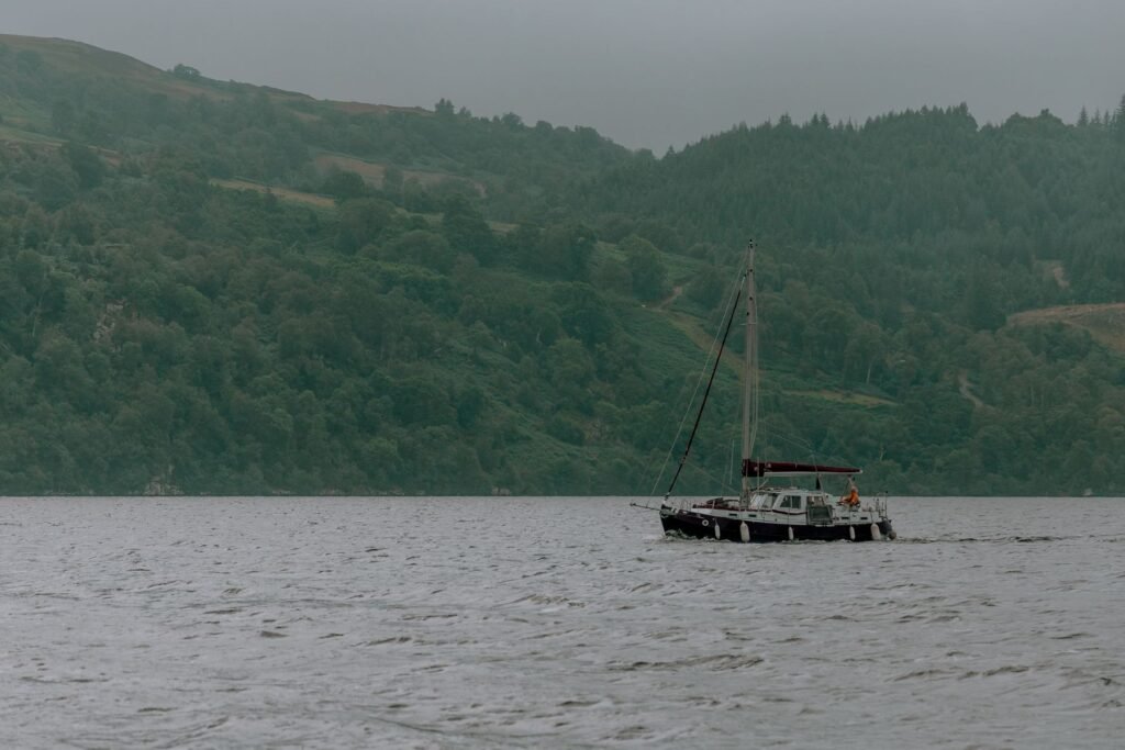 Zeilboot op Loch Ness