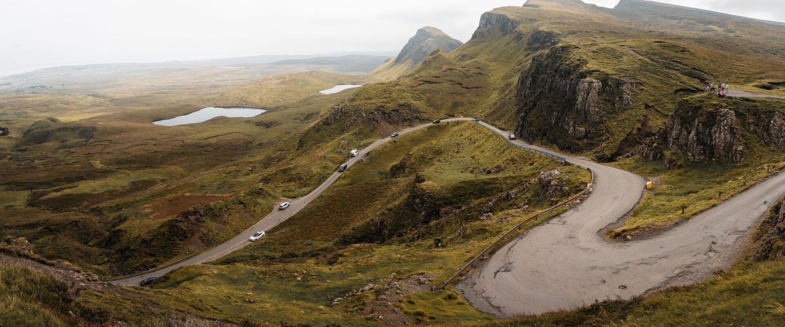 Kronkelende weg bij de Quiraing op Skye