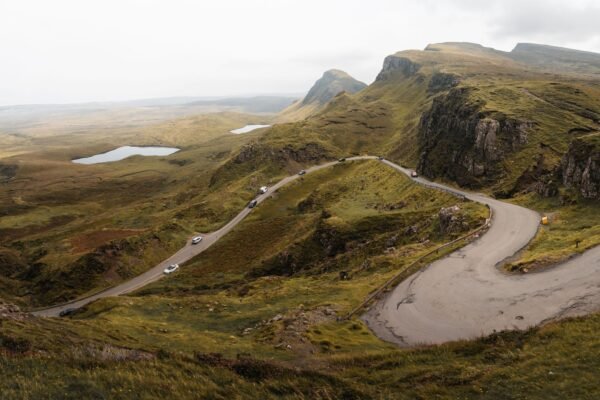 Kronkelende weg bij de Quiraing op Skye