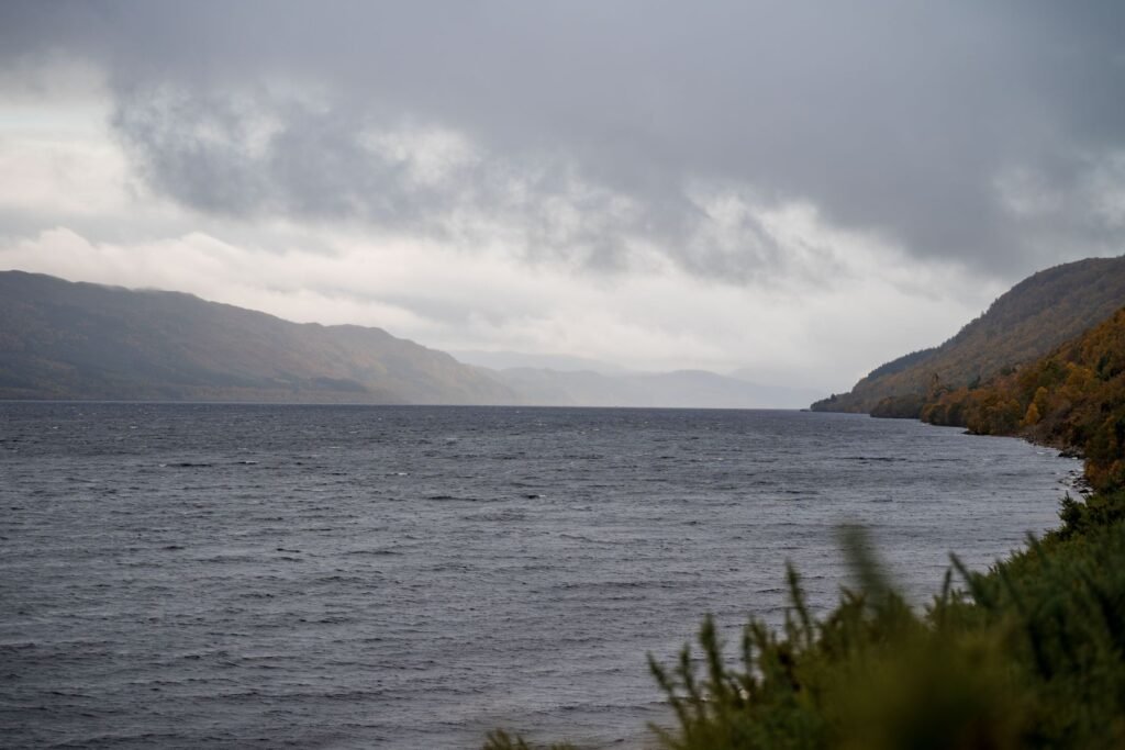 Loch Ness onder een bewolkte lucht