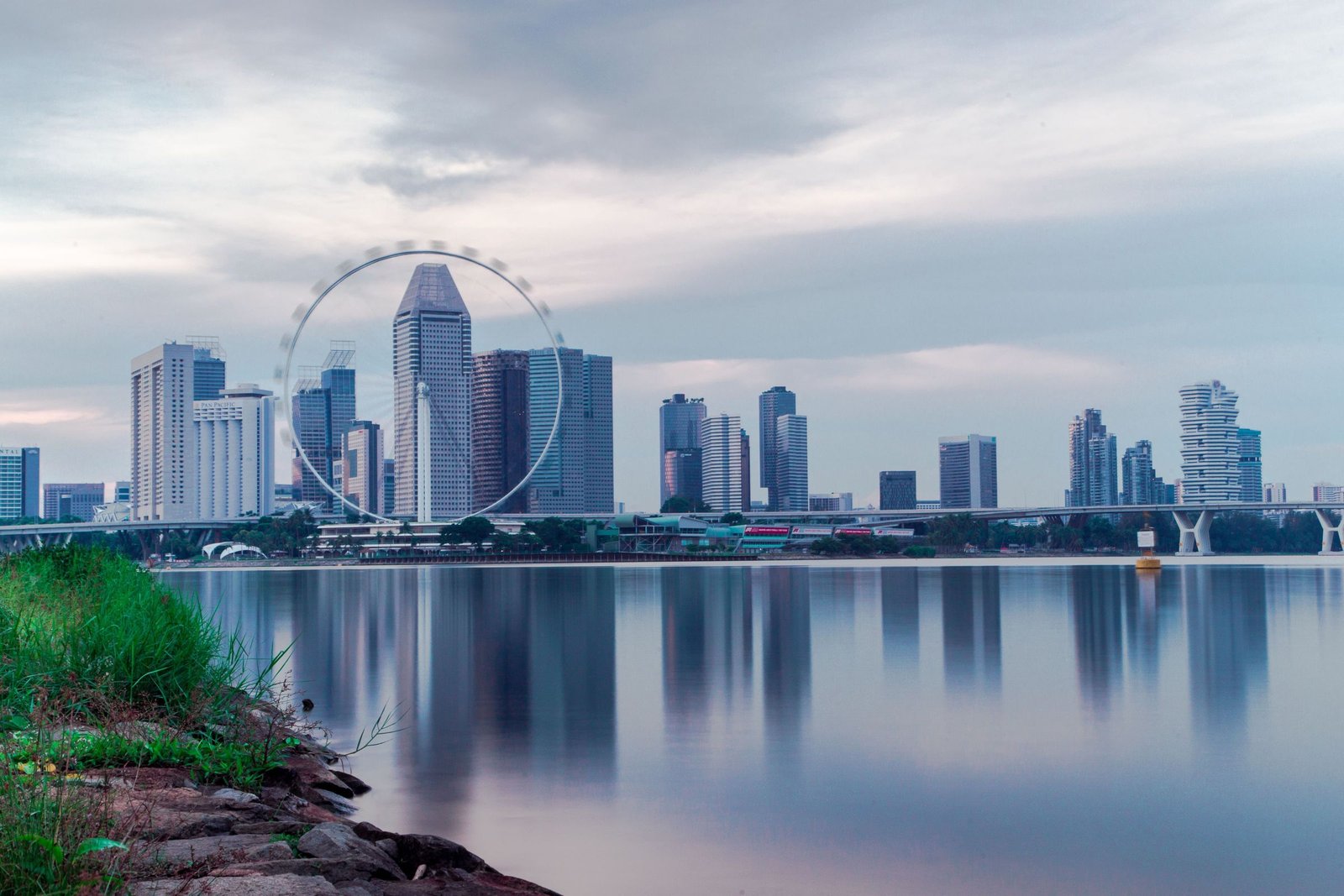Skyline van Singapore met het reuzenrad