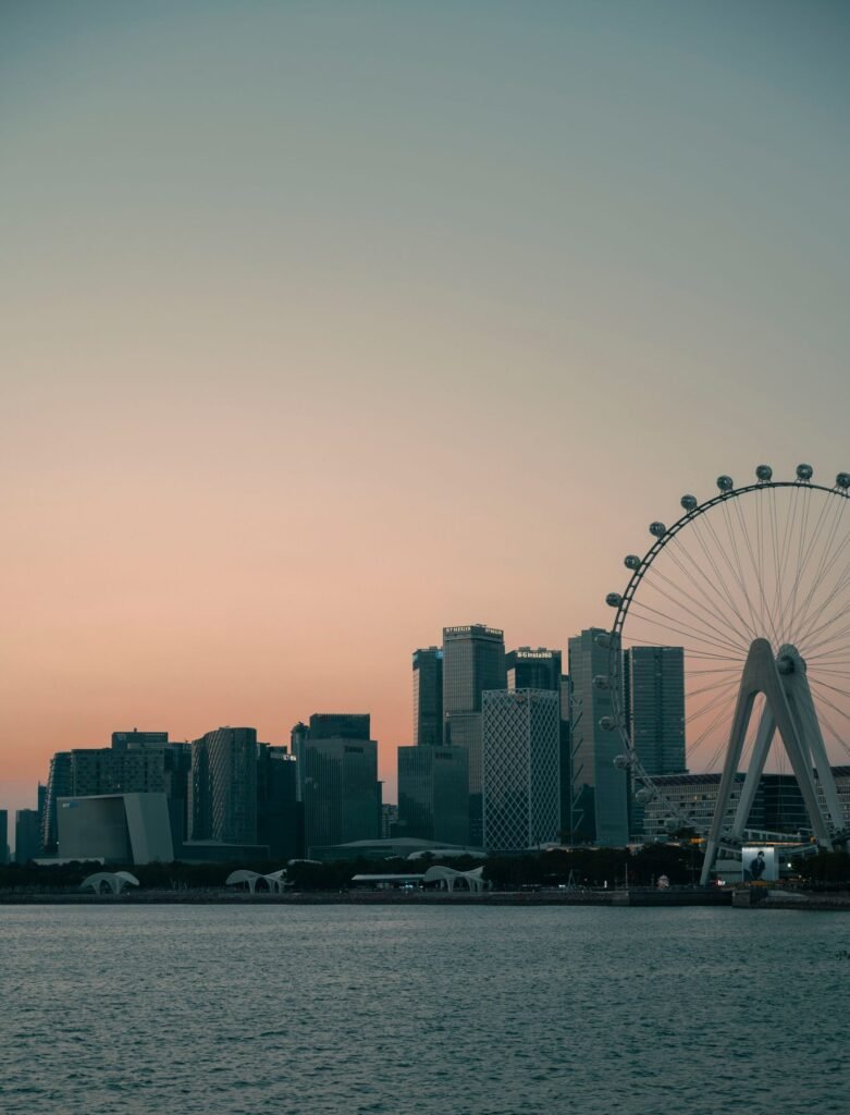Skyline van Singapore bij schemering