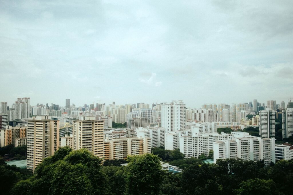 Woonwijken van Singapore onder een grijze lucht