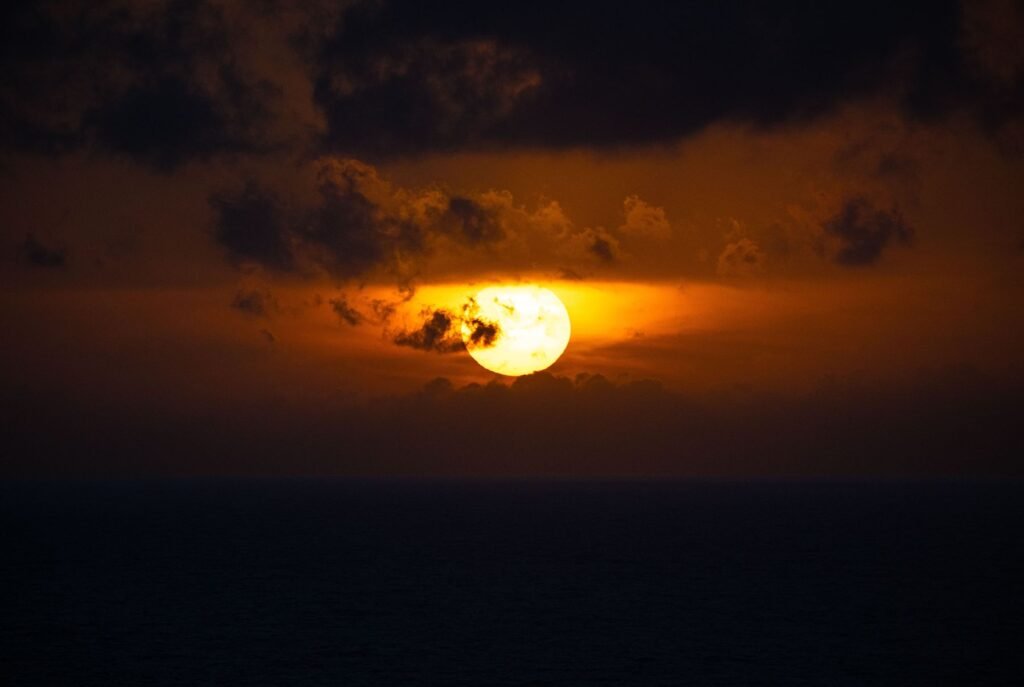Zonsondergang boven het water