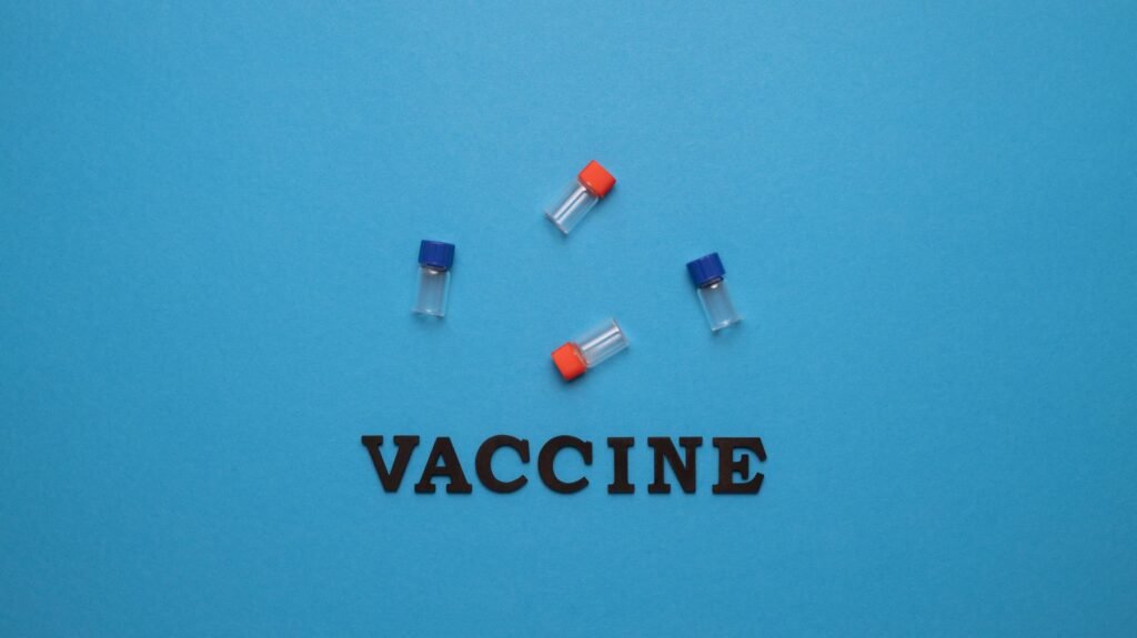 Vaccinflesjes op een blauwe achtergrond