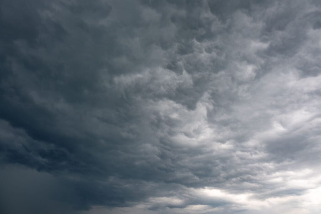 Donkere regenwolken