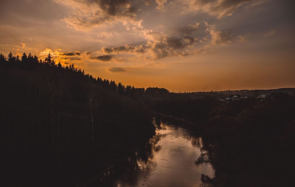 Zonsondergang boven een rivier in het bos