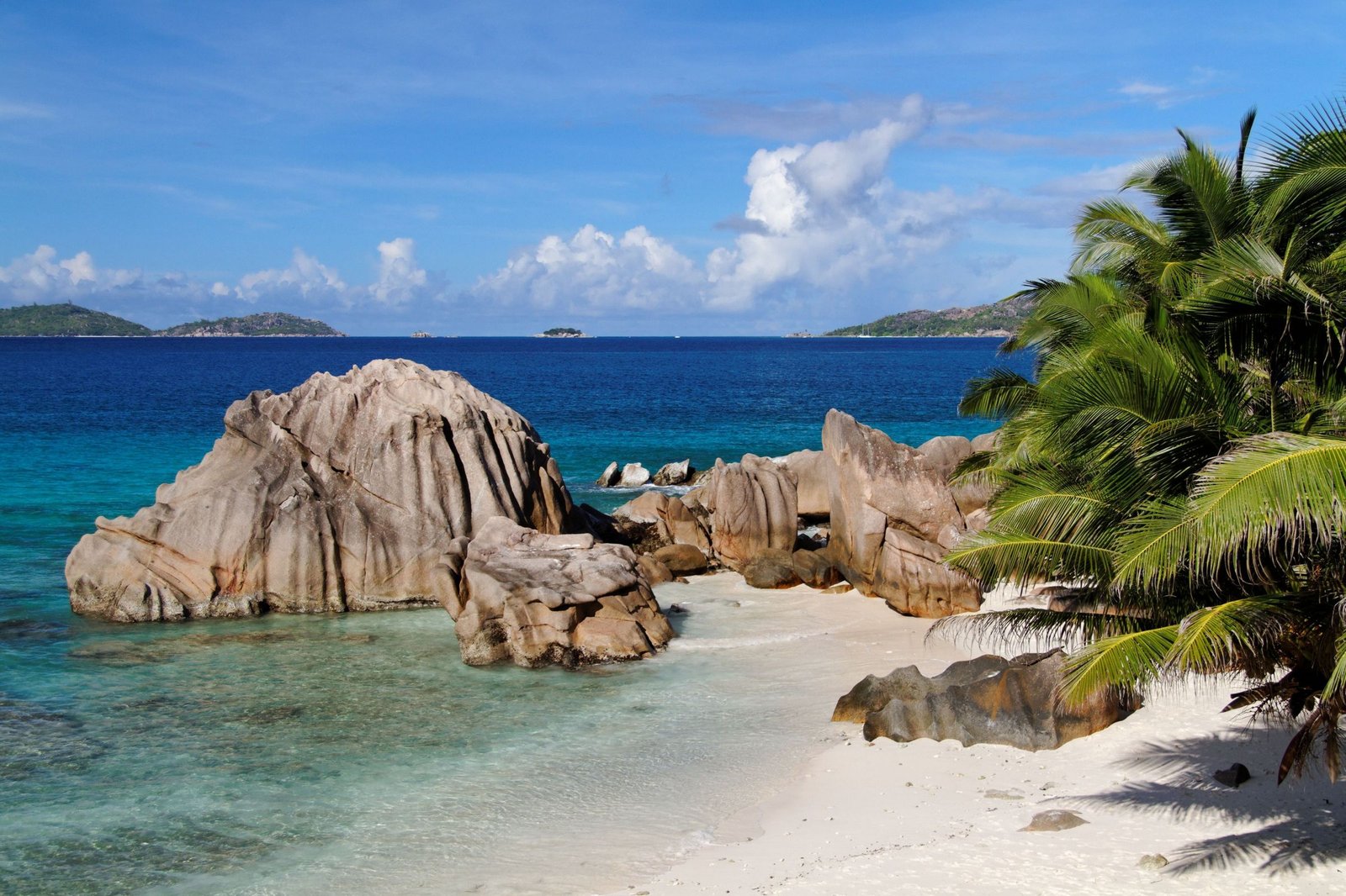 Strand met granietrotsen op La Digue
