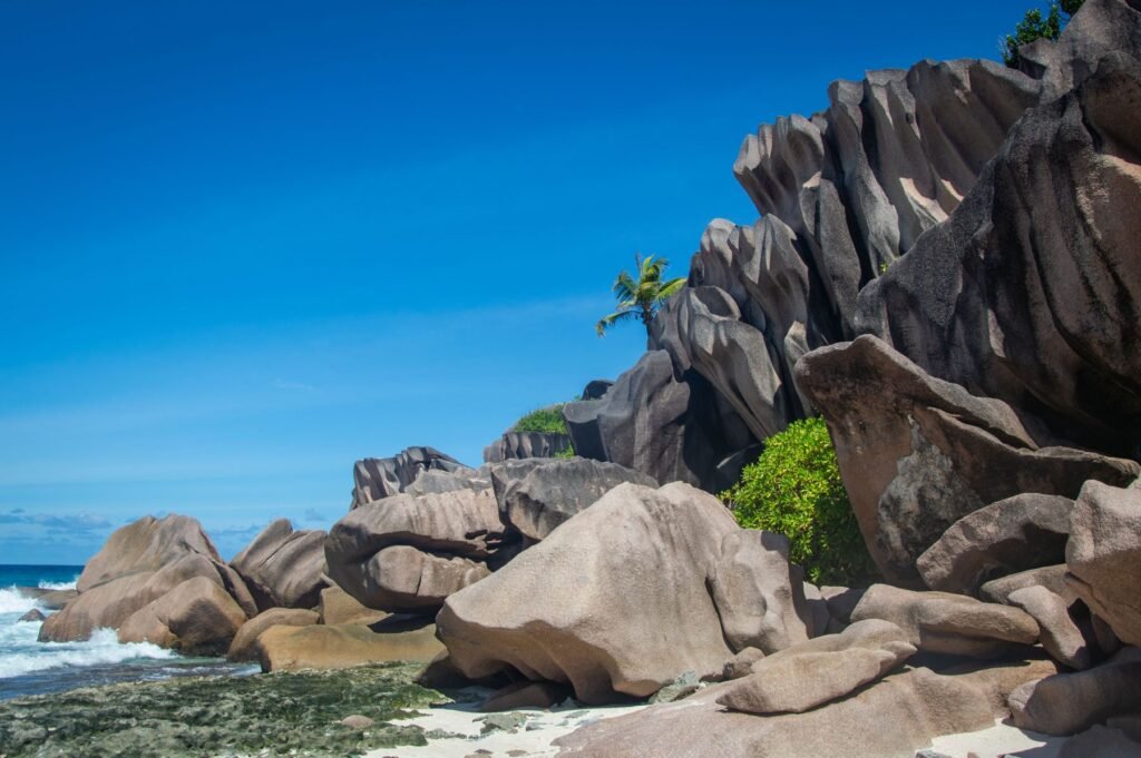 Granietrotsen aan het strand van La Digue