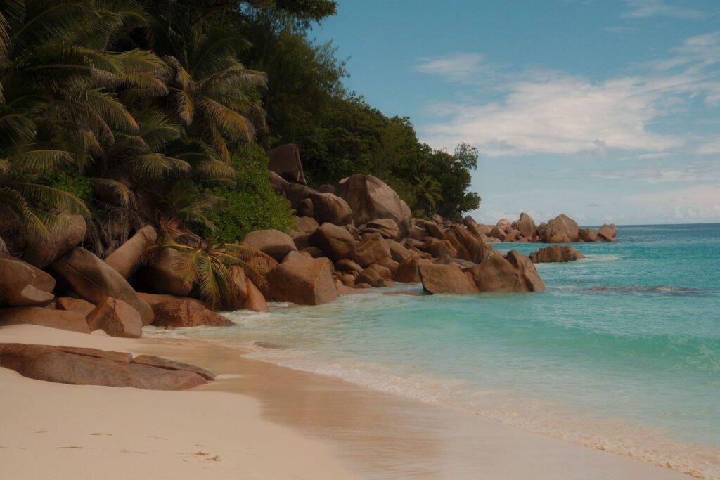 Strand met granietrotsen en turquoise water