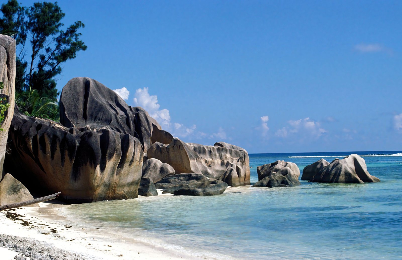 Granietrotsen op het strand van La Digue