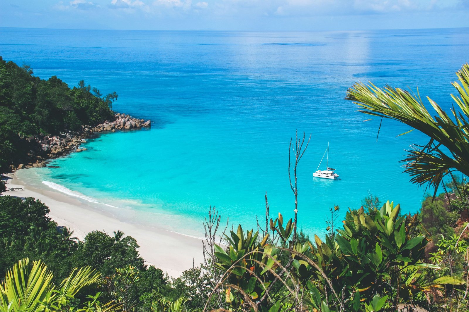 Baai met turquoise water op de Seychellen