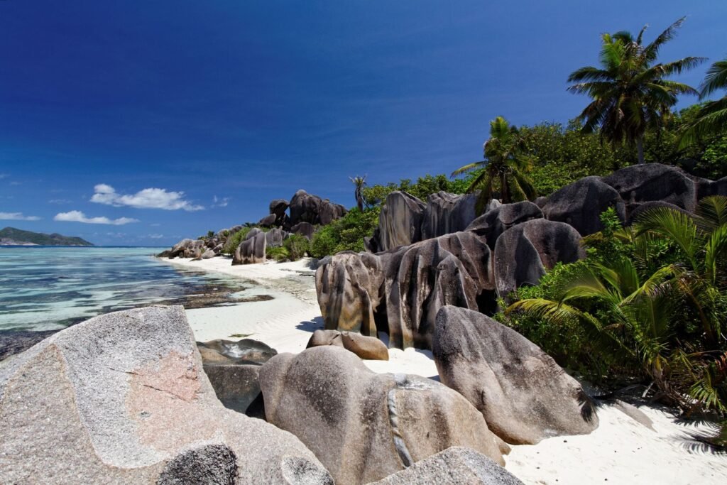 Granietrotsen aan de kust van La Digue