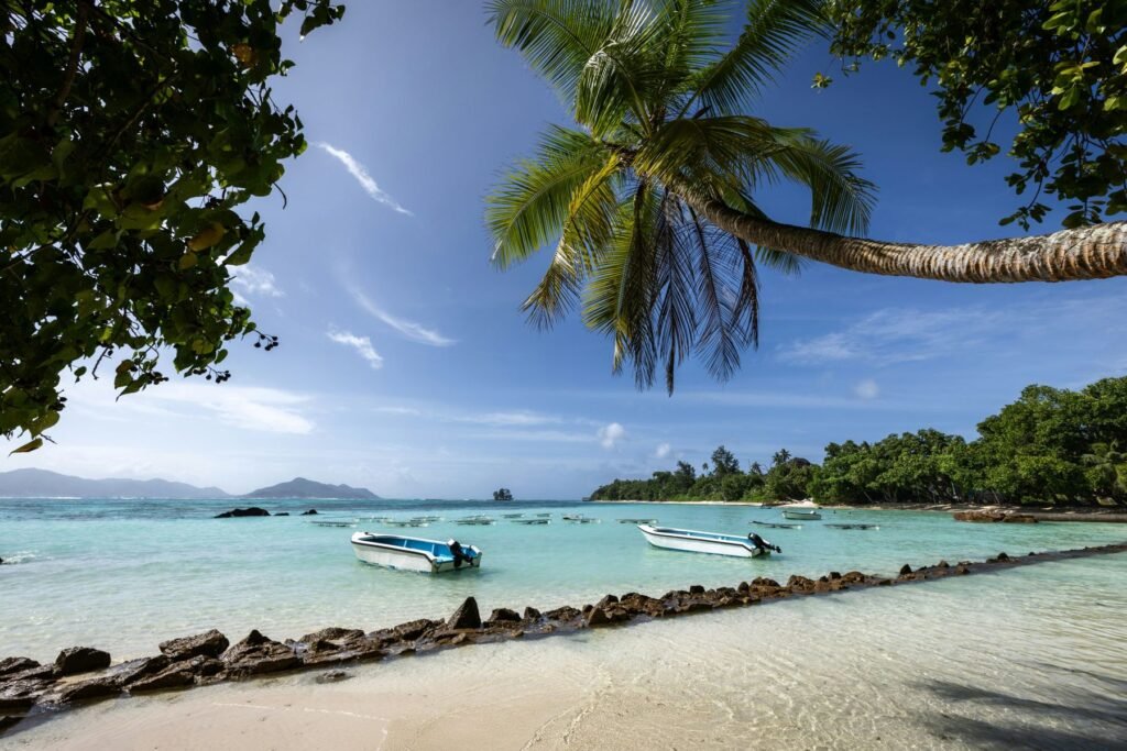 Bootjes bij een strand op de Seychellen