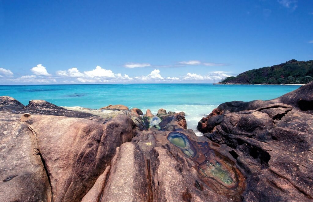 Granietrotsen en turquoise water op de Seychellen