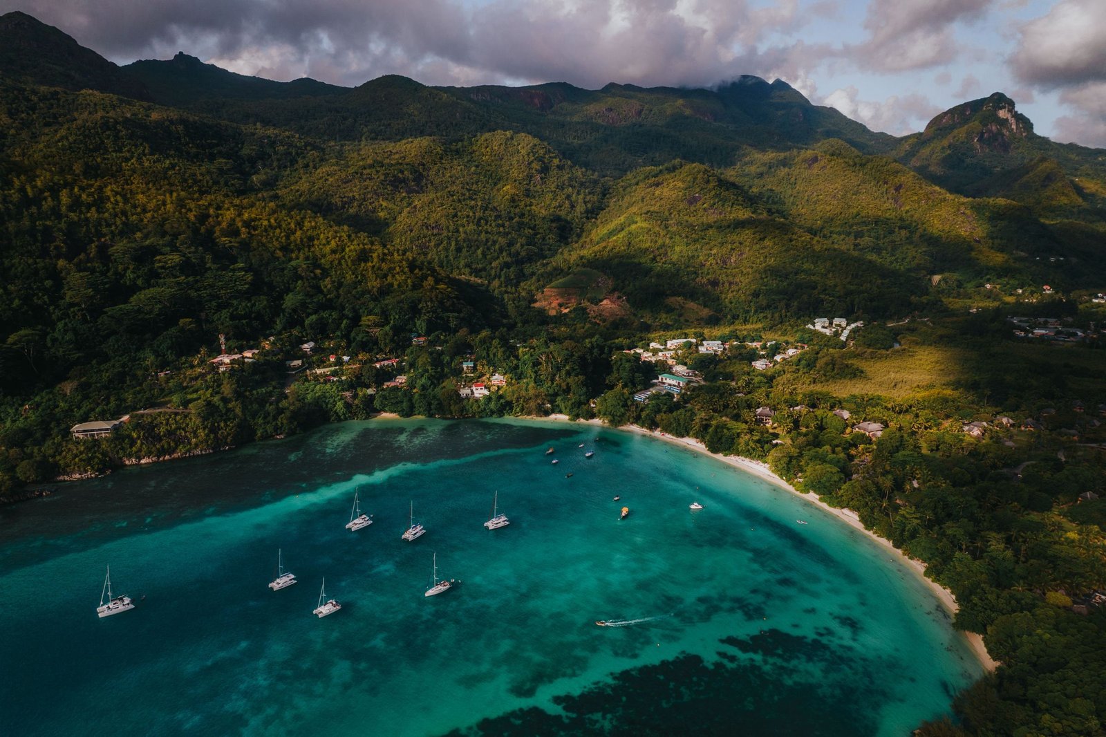 Baai met zeilboten op de Seychellen