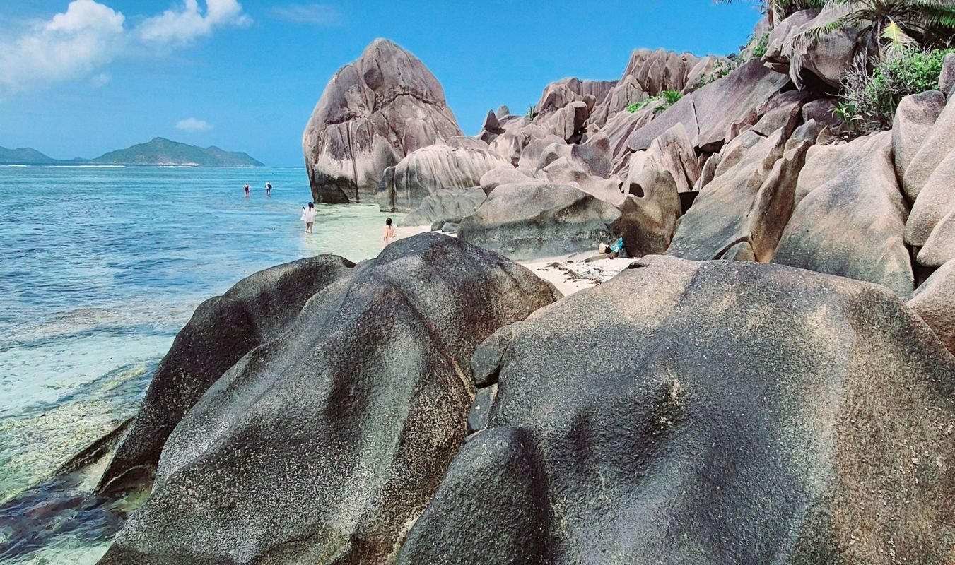 Granietrotsen aan een strand op de Seychellen