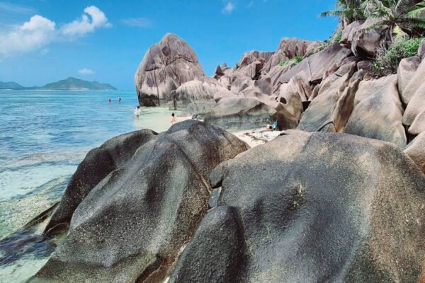Granietrotsen aan een strand op de Seychellen