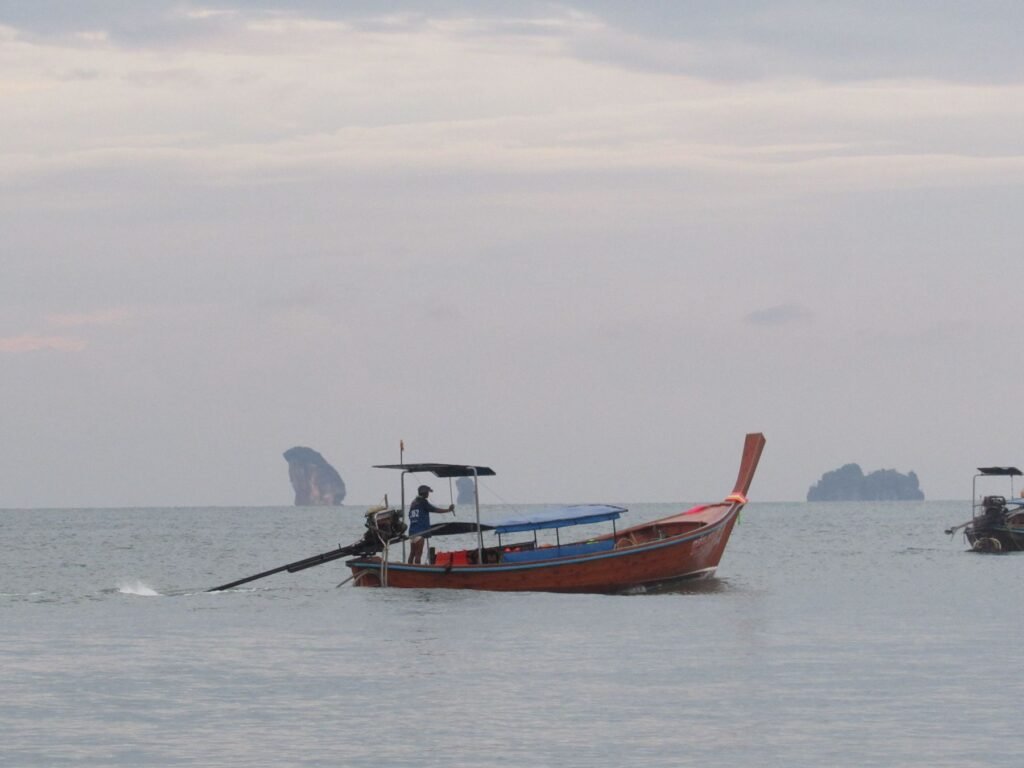 Longtailboot op een kalme zee