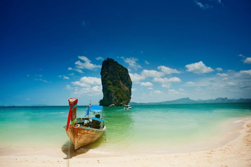 Strand met turquoise water in Thailand