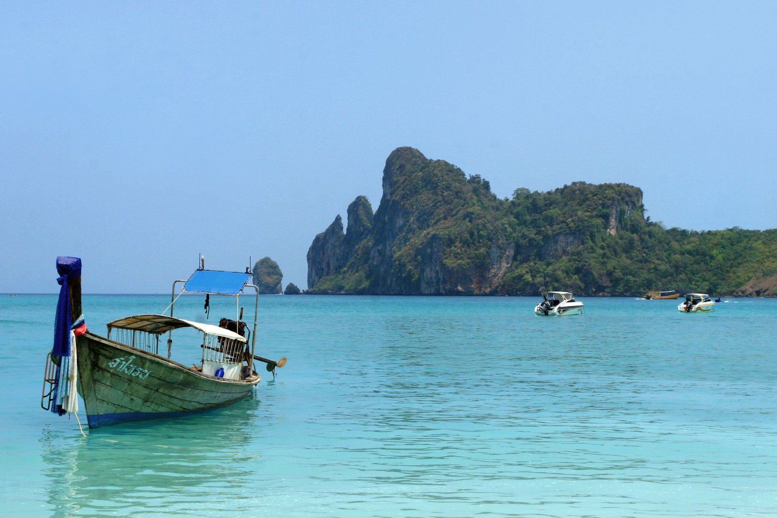 Longtailboot voor een eiland in Thailand