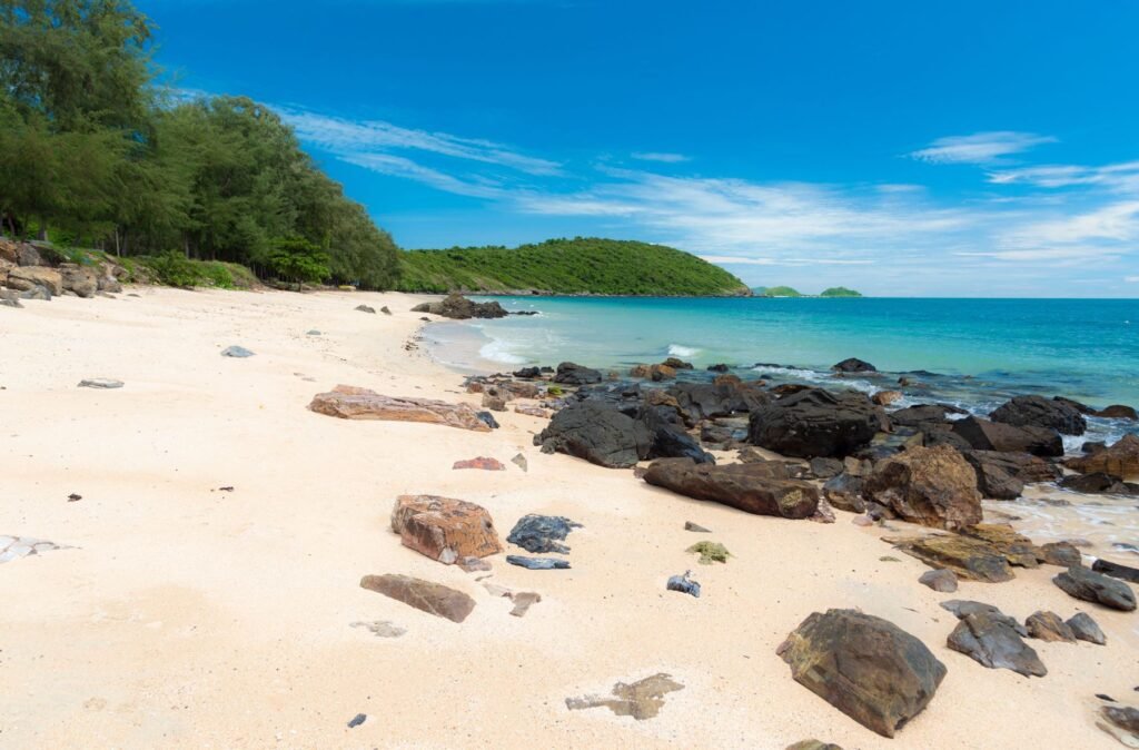 Strand met rotsen en helder water in Thailand