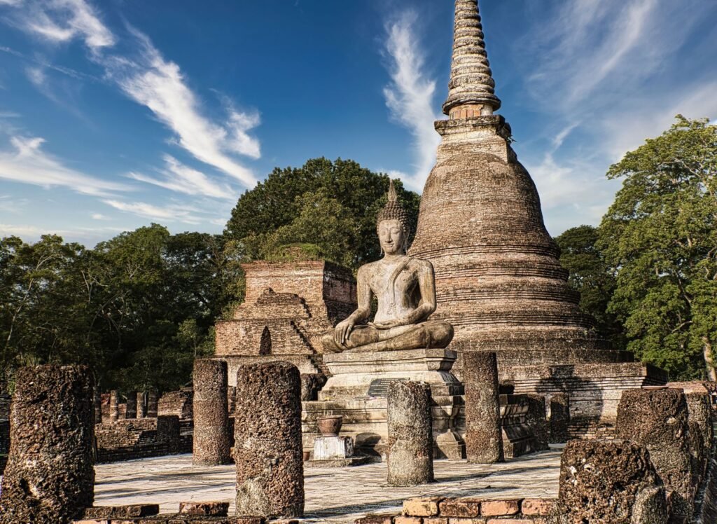 Chedi en boeddhabeeld in Sukhothai