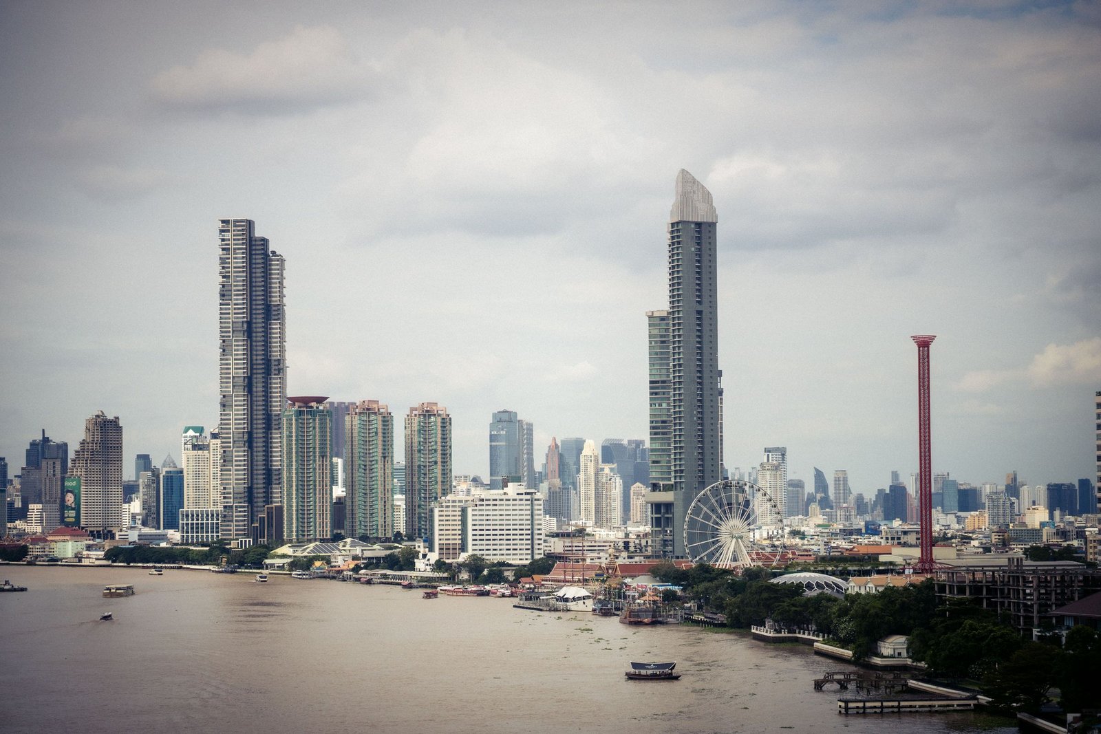 Skyline van Bangkok aan de rivier