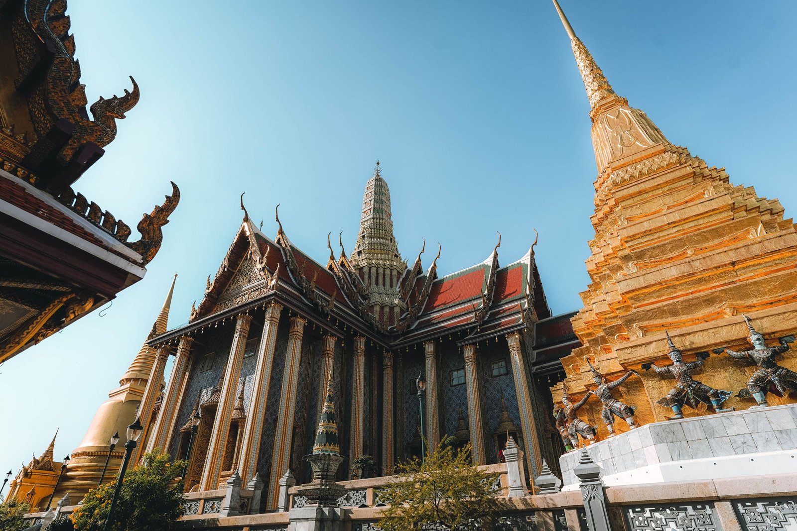 Tempel en gouden chedi van Wat Phra Kaew op het terrein van het Grand Palace