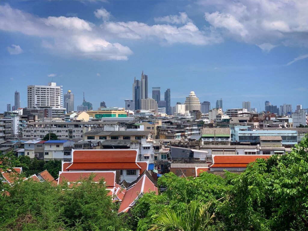 Uitzicht over daken en tempels van Bangkok