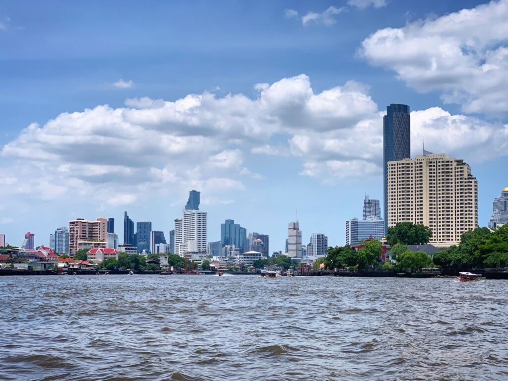 De Chao Phraya-rivier met de skyline van Bangkok