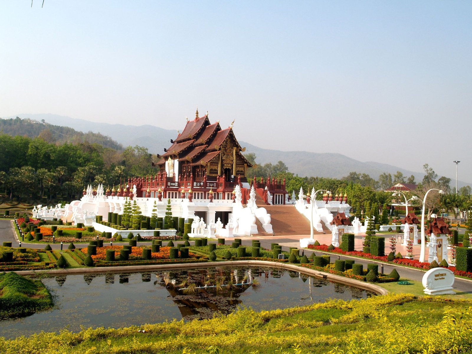 Thais paviljoen met vijver bij Chiang Mai