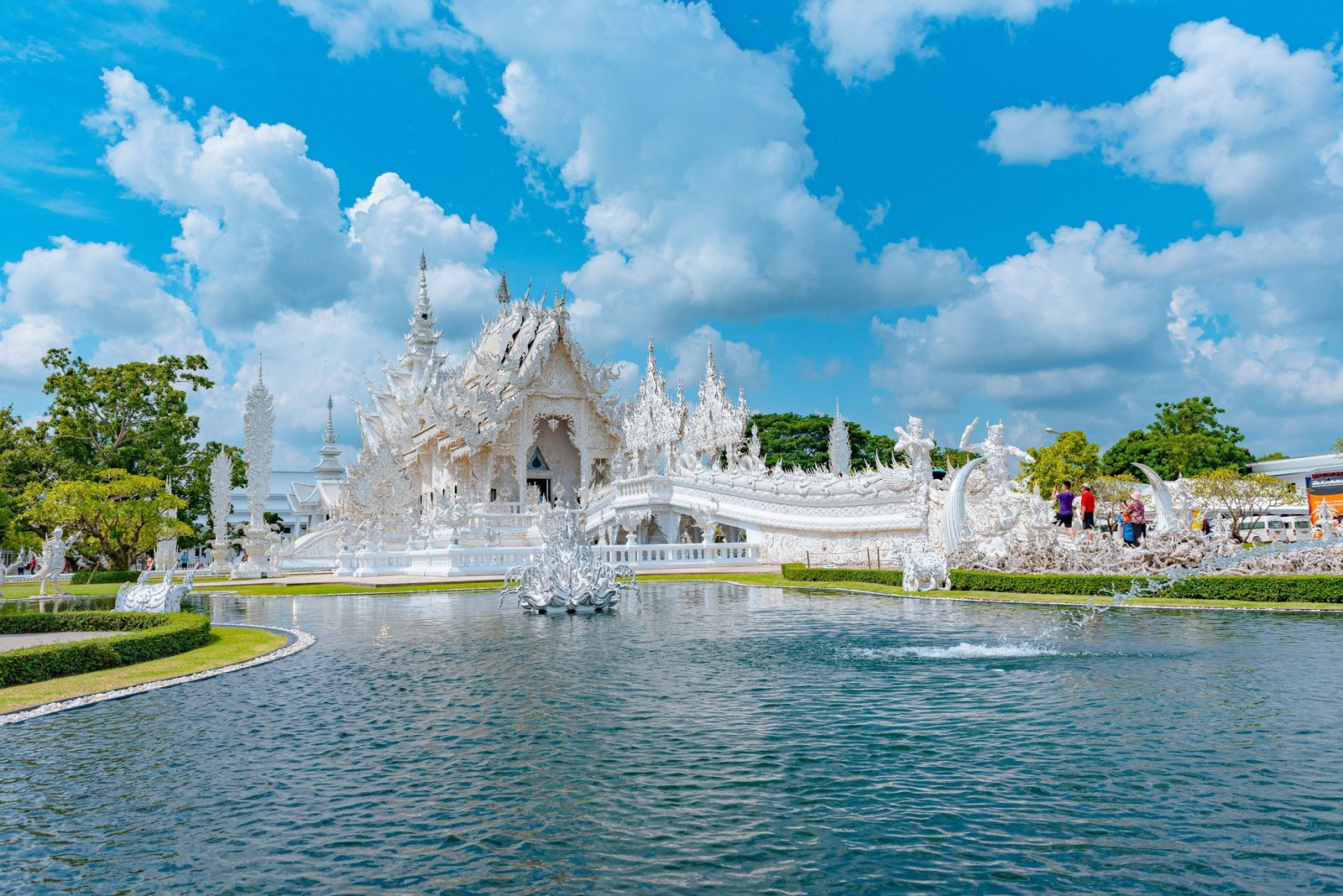 De Witte Tempel met vijver en fontein