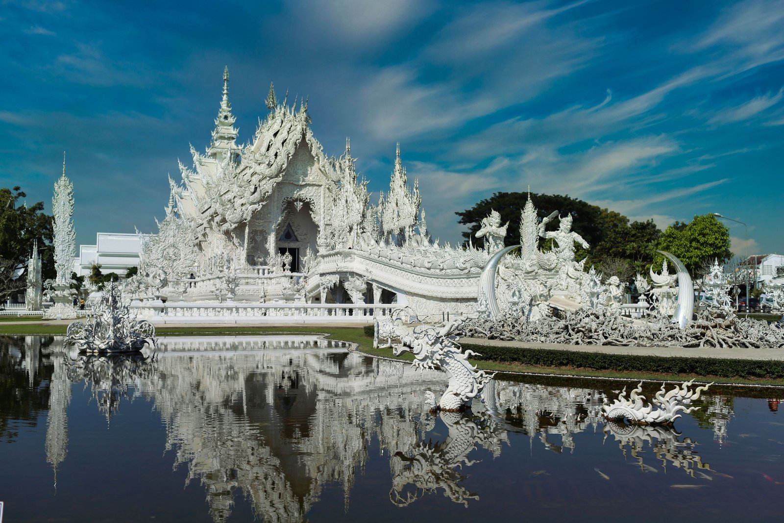 De Witte Tempel weerspiegeld in de vijver