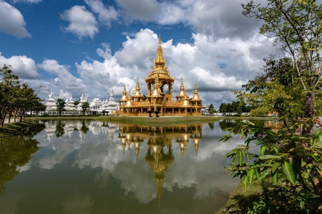 Gouden paviljoen in een vijver in Chiang Rai