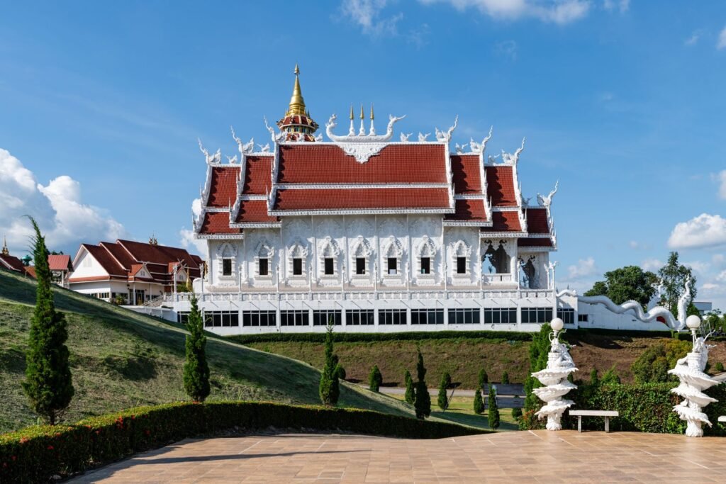 Tempel met rood dak in Chiang Rai