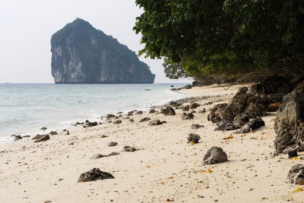 Strand met rotsen en een kalksteeneiland bij Krabi