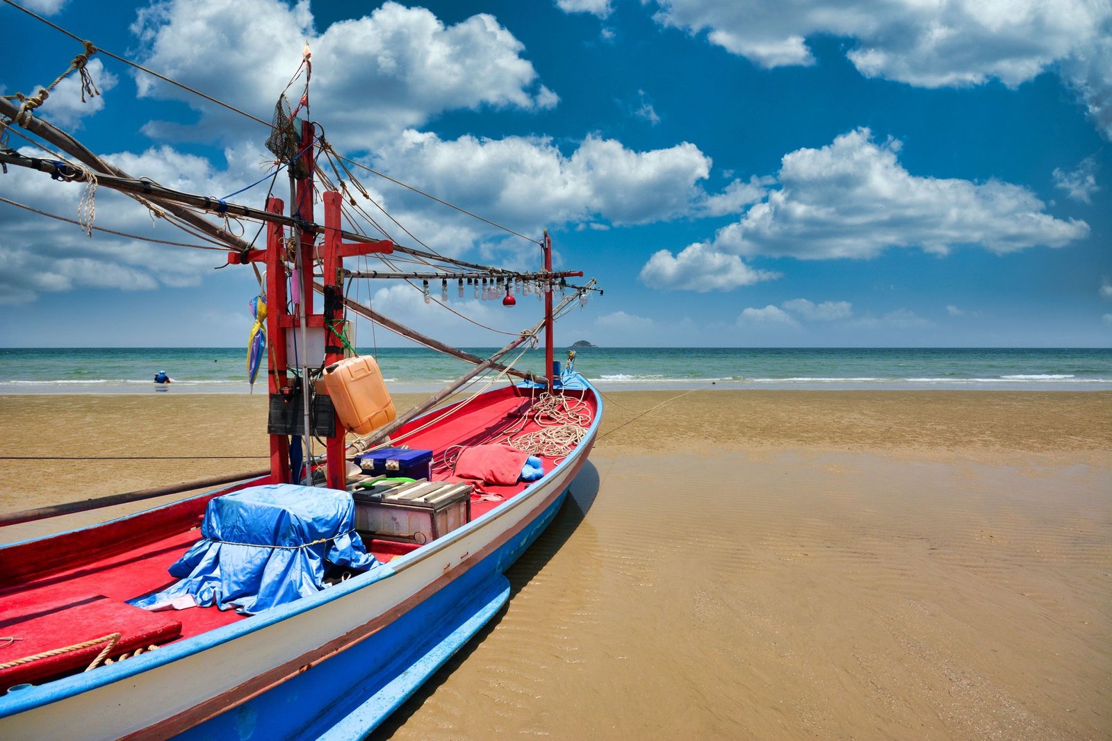 Vissersboot op het strand van Hua Hin