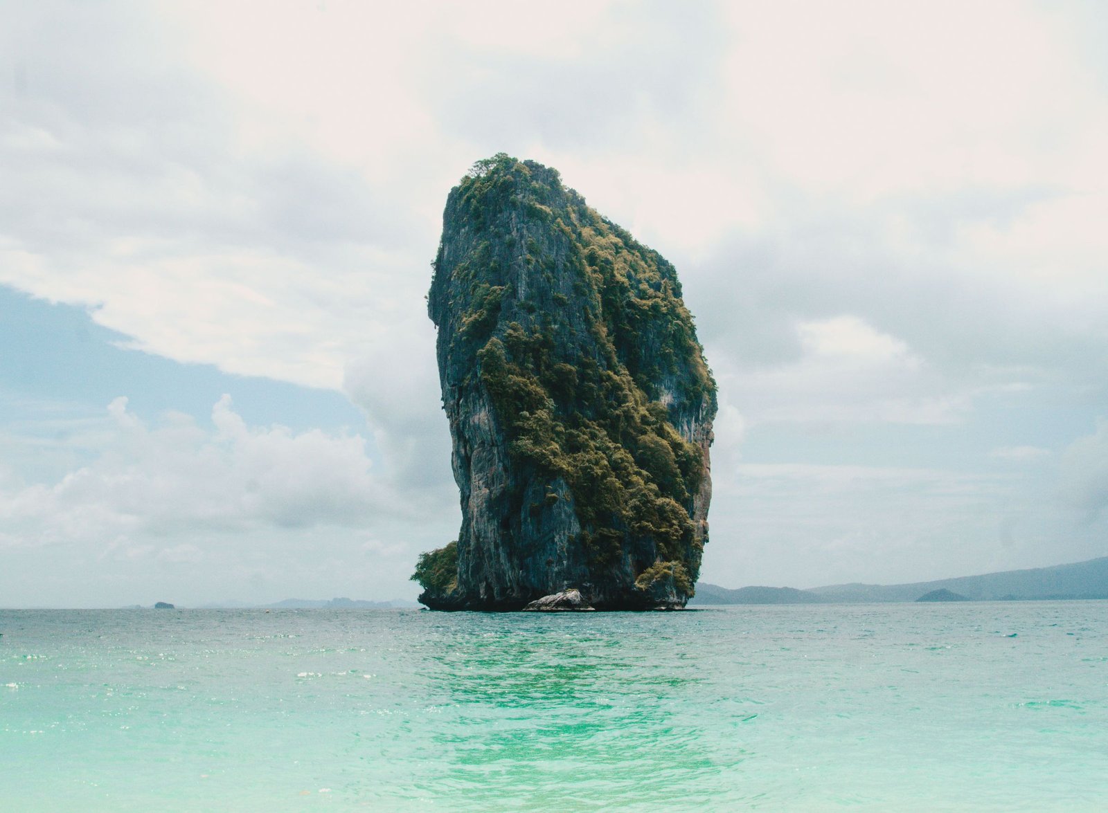 Kalksteeneiland in helder water in Thailand