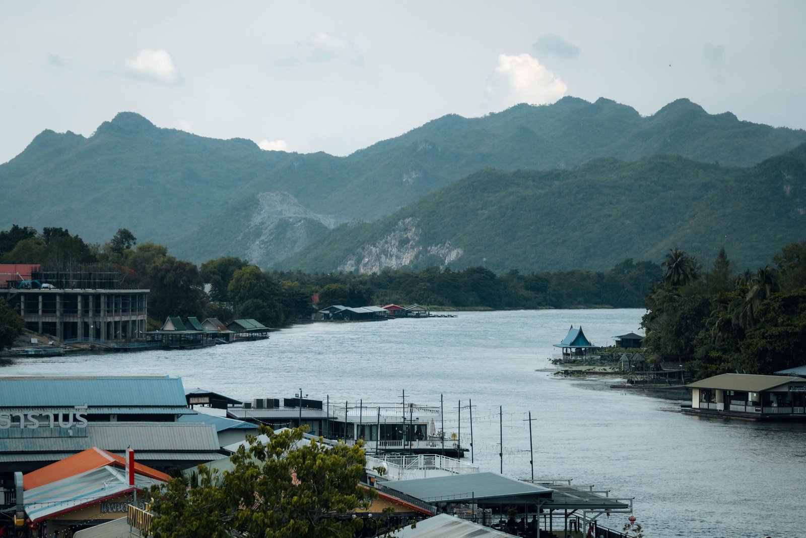 De rivier de Kwai bij Kanchanaburi