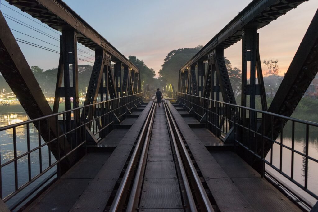 Spoorlijn over de brug bij de Kwai