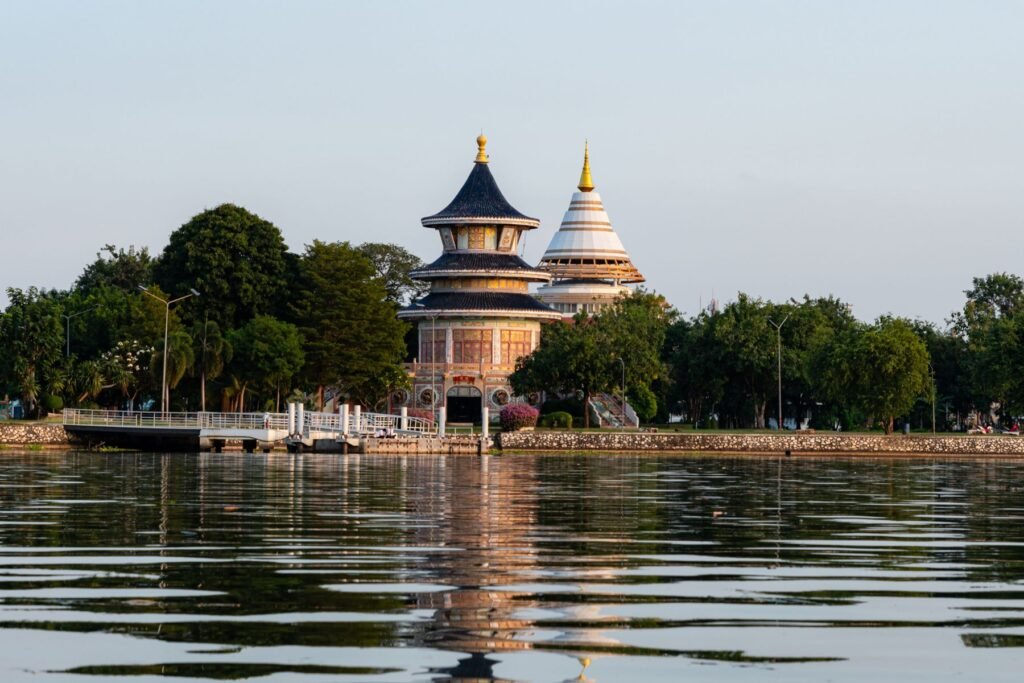 Tempel aan de rivier in Kanchanaburi
