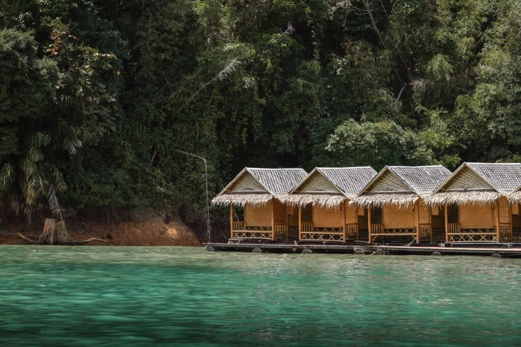 Drijvende bungalows aan het Cheow Lan-meer