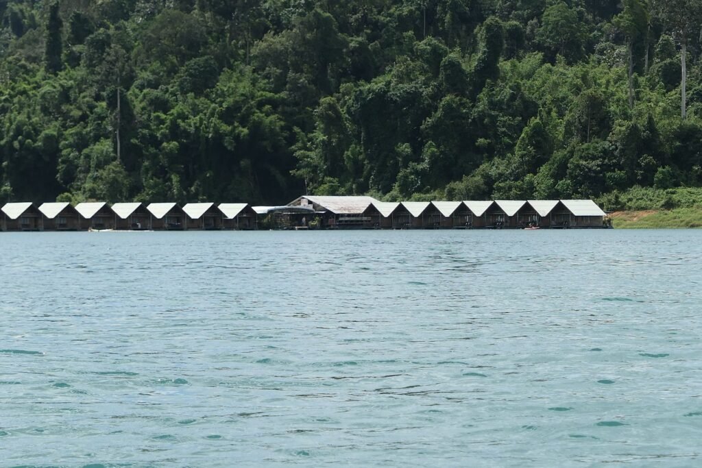 Raft houses langs de jungle van Khao Sok
