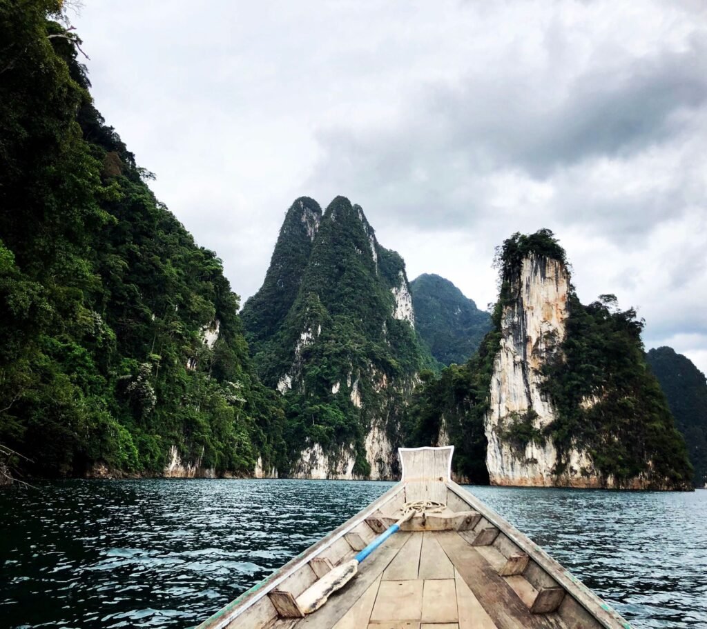 Varen tussen de kalksteenrotsen van Khao Sok