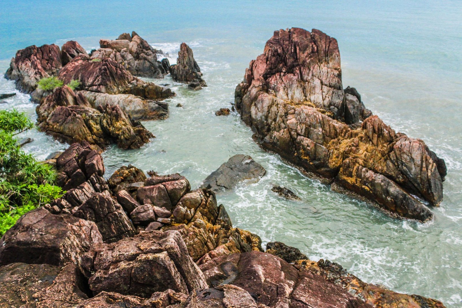 Rotsen aan de kust van Koh Chang