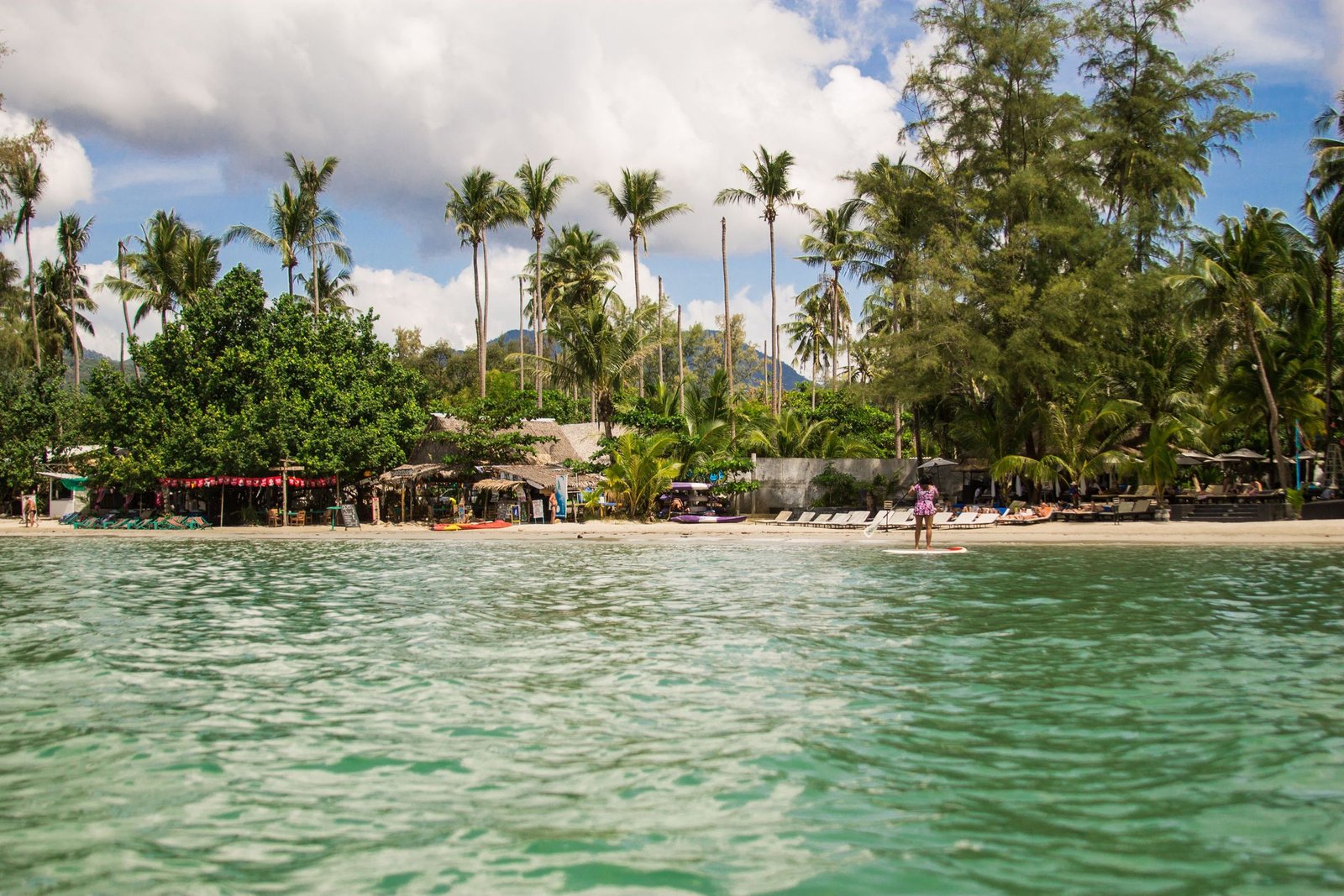 Strand met palmen op Koh Chang