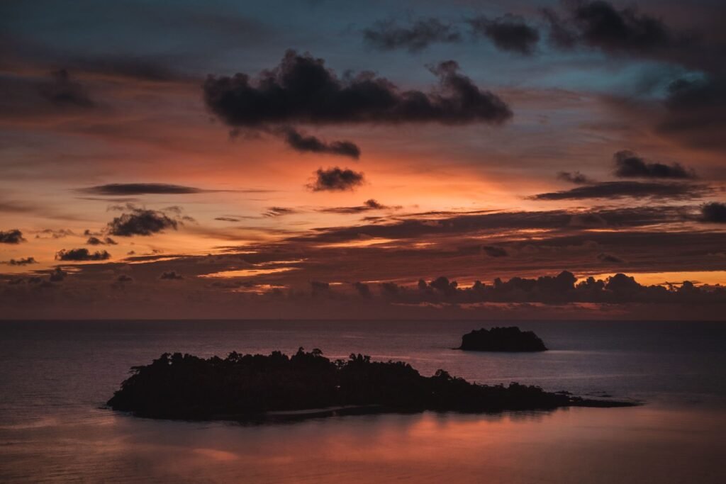 Zonsondergang boven de eilanden bij Koh Chang