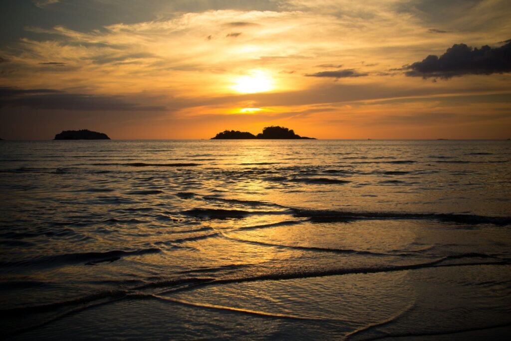 Zonsondergang aan zee op Koh Chang